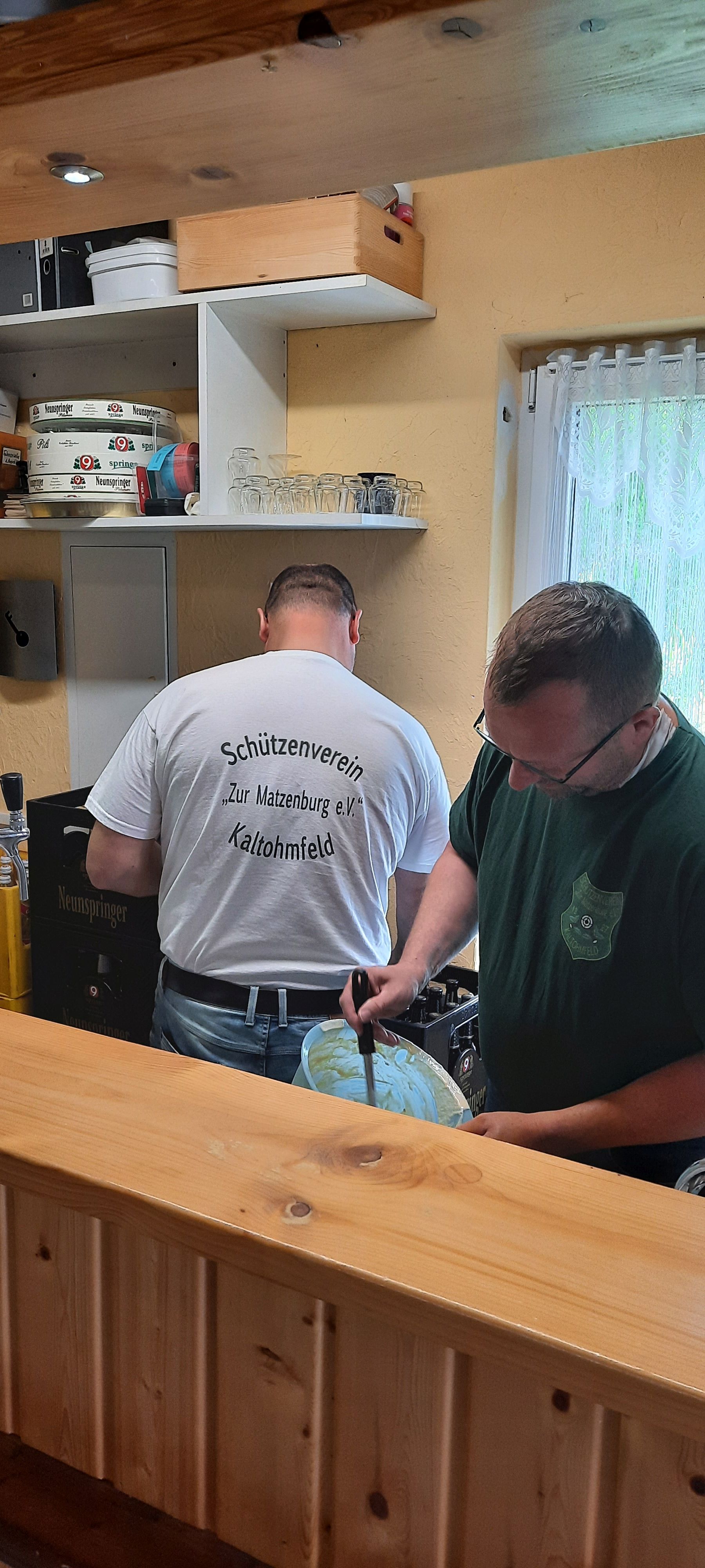 Schuetzenverein Zur Matzenburg Kaltohmfeld 1927 IV- Frank Degenhardt beim Spuelen der Schuessel vom Waffelteig und Mario beim sortieren der Getraenke.jpg